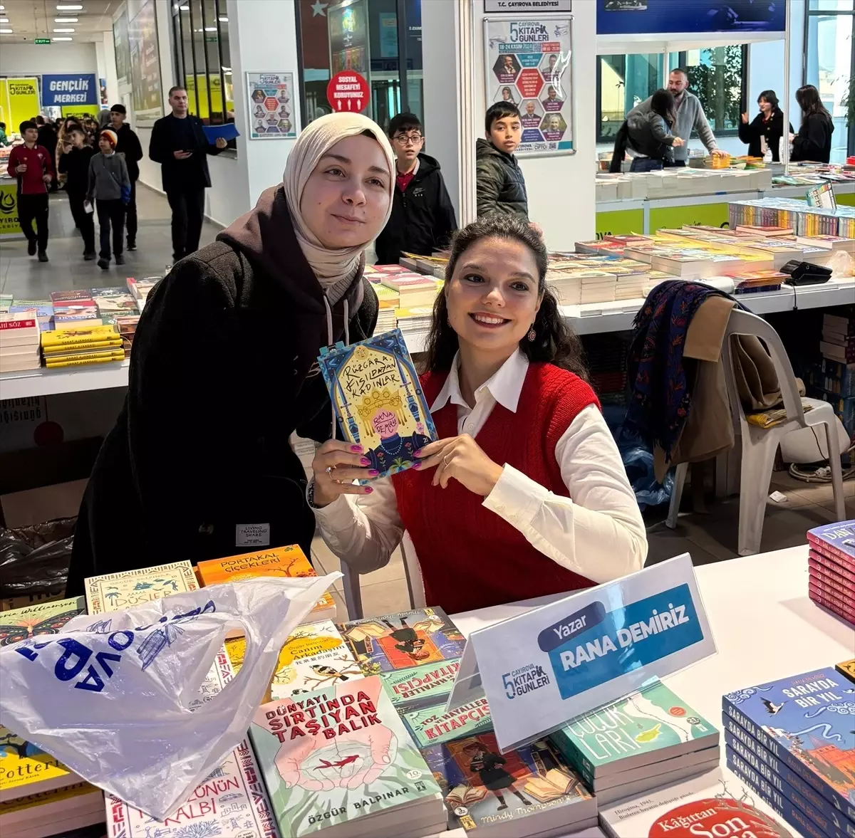 Rana Demiriz, Çayırova Kitap Günleri’nde İmza Günü Düzenledi